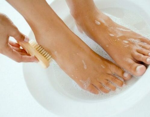 Foot bath with salt to treat nail fungus