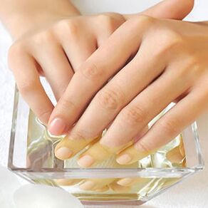 Nail bath with apple cider vinegar against fungi